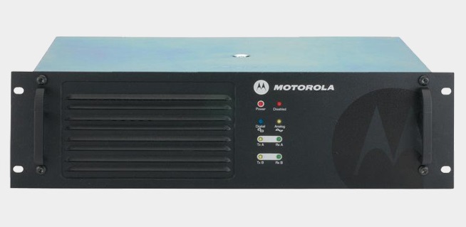 Máy trạm chuyển tiếp tín hiệu (Repeater) kỹ thuật số Motorola XIR R8200